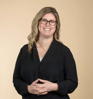 Dorrie Knizatko headshot.
