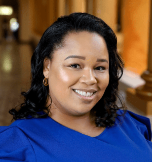 Leslie Alexander headshot.