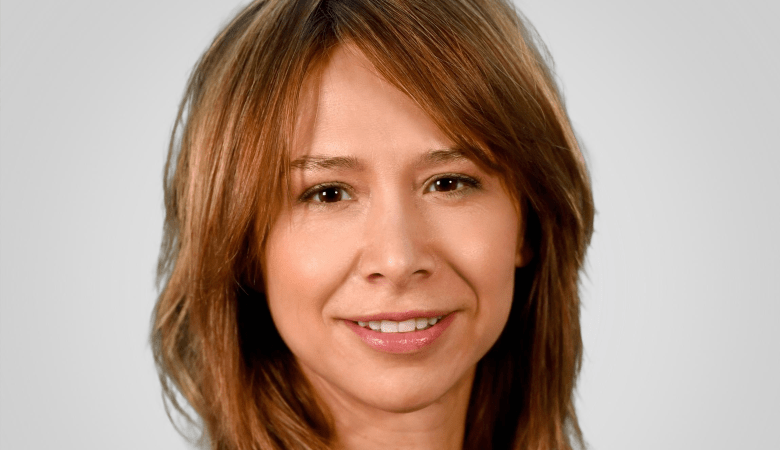 Adriana de Alcantara headshot.