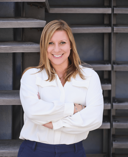 Lynn Lewis headshot.