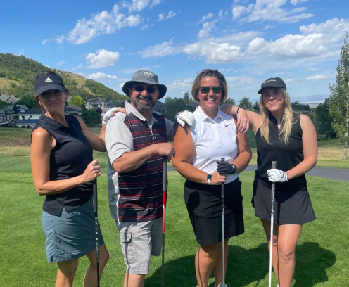 three_female_and_male_golfer