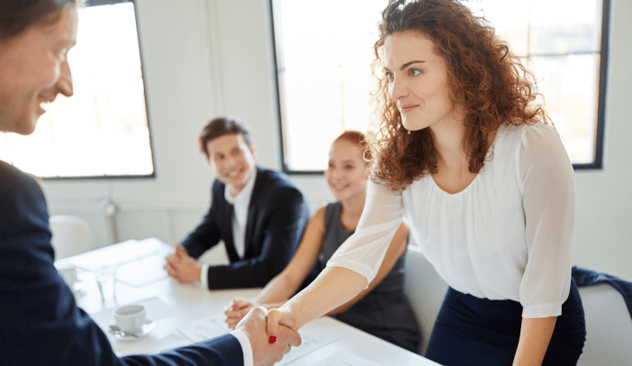 Geschäftsleute vereinbaren Zusammenarbeit in Start-Up