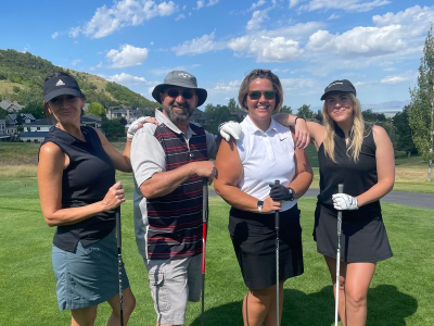 three_female_and_male_golfer