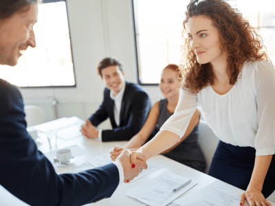 Geschäftsleute vereinbaren Zusammenarbeit in Start-Up
