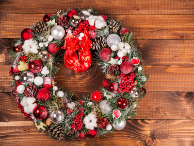 christmas-wreath-on-wood-table